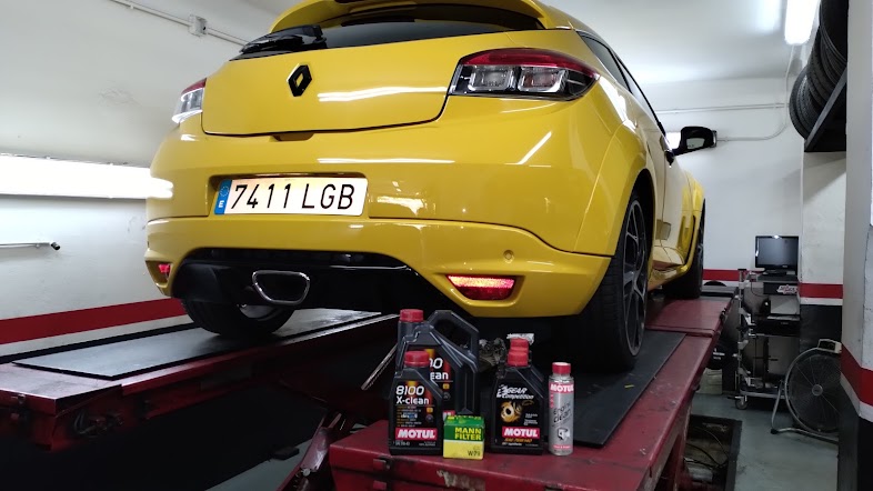 coche amarillo renault